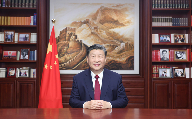 新年前夕，習近平通過中央廣播電視總臺和互聯(lián)網，發(fā)表二〇二四年新年賀詞。