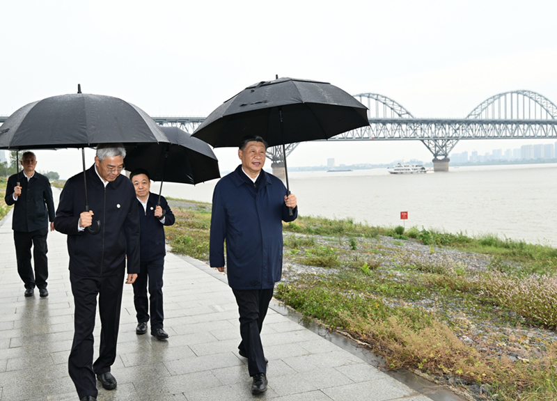 2023年10月10日，習近平在長江國家文化公園九江城區(qū)段考察時，冒雨沿江堤步行察看沿岸風貌。