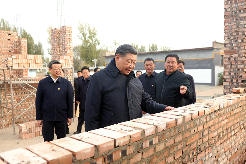 2023年11月10日，習(xí)近平總書記在河北保定涿州市刁窩鎮(zhèn)萬全莊村房屋重建施工現(xiàn)場(chǎng)考察。