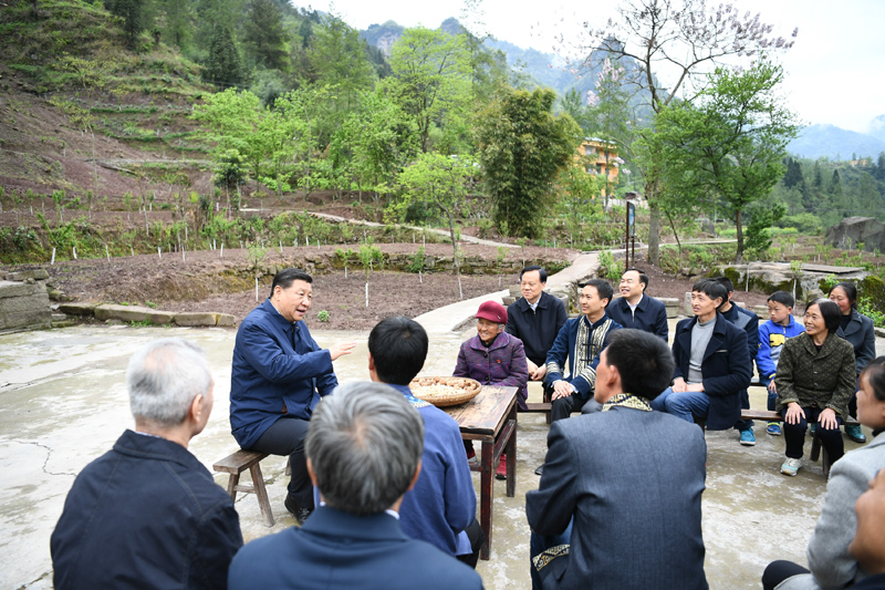 2019年4月15日至17日，中共中央總書記、國家主席、中央軍委主席習近平在重慶考察，并主持召開解決“兩不愁三保障”突出問題座談會。這是4月15日下午，習近平在石柱土家族自治縣中益鄉(xiāng)華溪村同村民代表、基層干部、扶貧干部、鄉(xiāng)村醫(yī)生等圍坐在一起，共話脫貧攻堅。新華社記者 謝環(huán)馳 攝