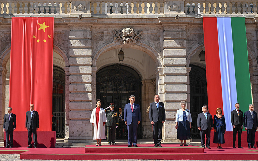 當(dāng)?shù)貢r(shí)間5月9日上午，國(guó)家主席習(xí)近平在布達(dá)佩斯出席匈牙利總統(tǒng)舒尤克和總理歐爾班共同舉行的隆重歡迎儀式。新華社記者 謝環(huán)馳 攝