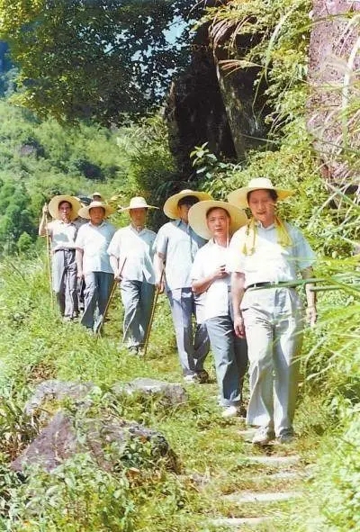 1989年7月，習(xí)近平在壽寧縣山村。