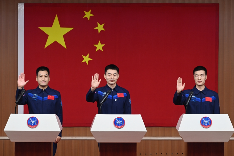 2024年月24日，神舟十八號載人飛行任務(wù)航天員葉光富（中）、李聰（右）、李廣蘇在酒泉衛(wèi)星發(fā)射中心問天閣與媒體記者集體見面。