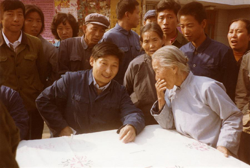 1983年，時任河北正定縣委書記的習(xí)近平（前排居中），臨時在大街上擺桌子聽取老百姓意見。