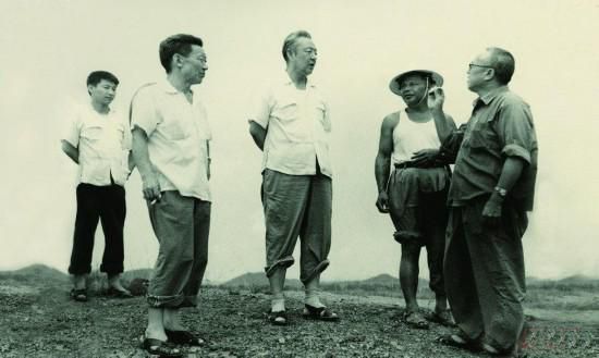 1978年8月，習(xí)仲勛（左三）在廣東惠陽農(nóng)村調(diào)研。在清華大學(xué)讀書的習(xí)近平（左一）利用暑假時間參加社會實踐，隨同父親一起下鄉(xiāng)。