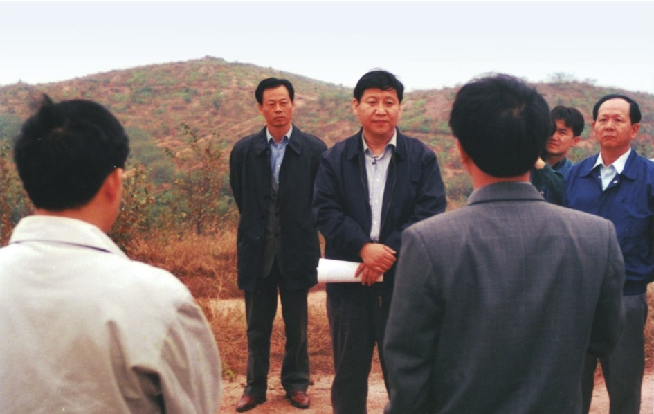1999年11月，習(xí)近平在龍巖市長(zhǎng)汀縣河田水土流失治理區(qū)調(diào)研。圖源：《習(xí)近平在福建（下）》