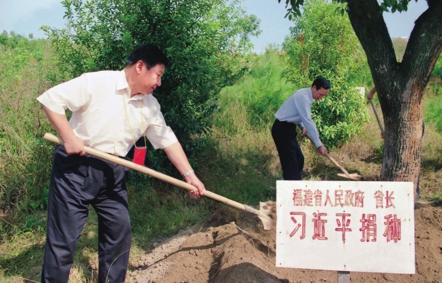 2001年10月，習(xí)近平在龍巖市長(zhǎng)汀縣調(diào)研水土流失治理工作，在河田世紀(jì)生態(tài)園為樹(shù)培土。圖源：《習(xí)近平在福建（下）》