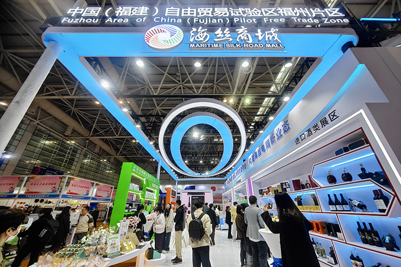 2024年3月18日，第四屆中國跨境電商交易會在福建福州開幕。展會聚焦“鏈接跨境全流域 共建電商新生態(tài)”，集聚全國80余個外貿(mào)產(chǎn)業(yè)帶的上千家供應(yīng)鏈企業(yè)。