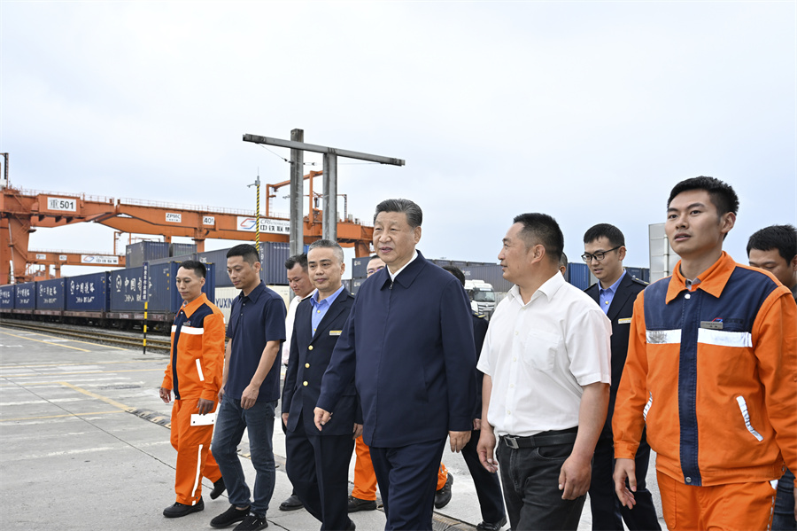 2024年4月22日至24日，中共中央總書記、國家主席、中央軍委主席習近平在重慶考察。這是22日下午，習近平在重慶國際物流樞紐園區(qū)重慶鐵路集裝箱中心站，同貨車司機、列車司機、裝卸工人、場站管理人員等親切交流。新華社記者 岳月偉 攝