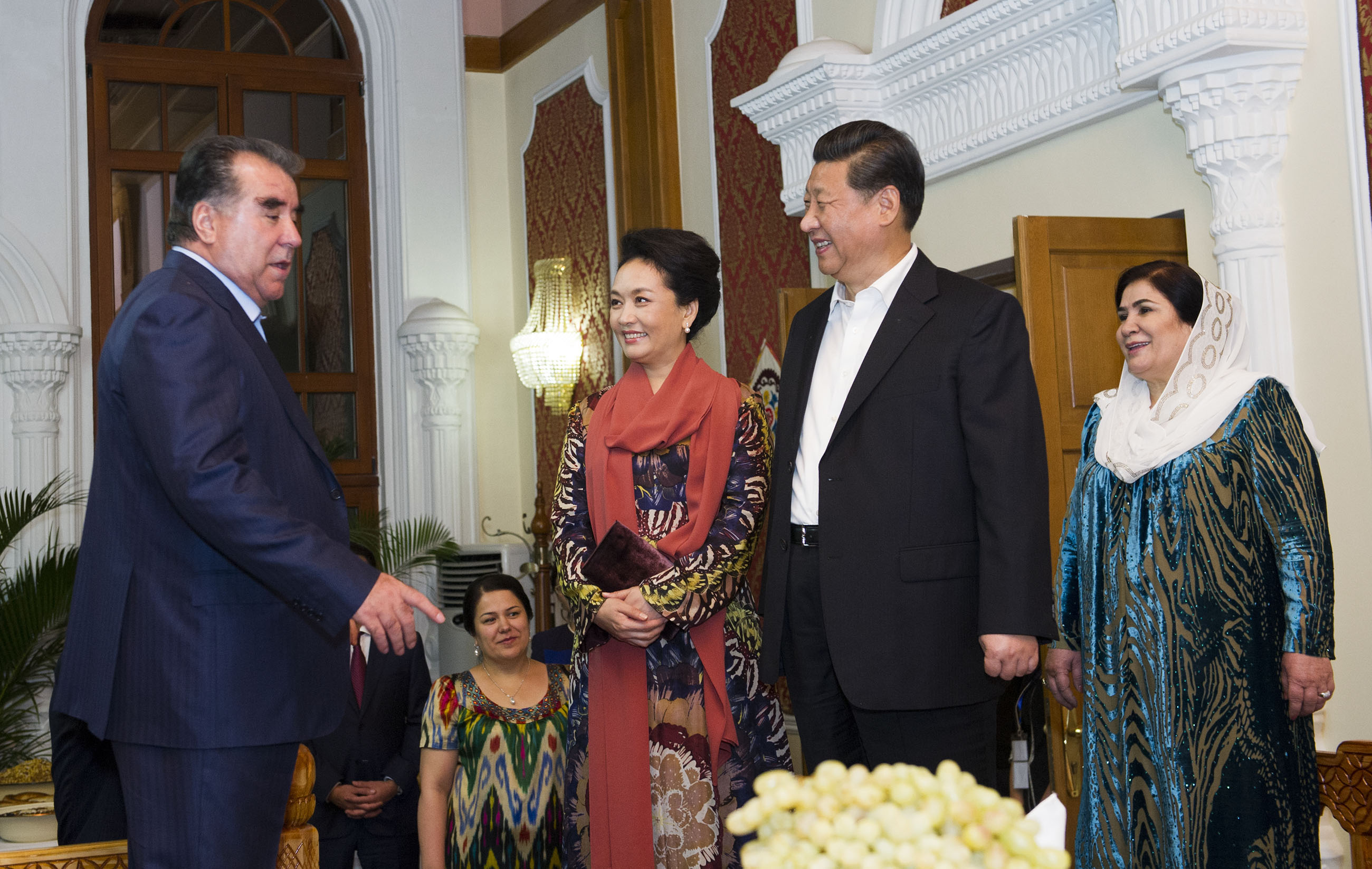 2014年9月12日，習(xí)近平主席在杜尚別出席塔吉克斯坦總統(tǒng)拉赫蒙舉行的家宴。這是習(xí)近平主席和夫人彭麗媛在拉赫蒙夫婦陪同下參觀總統(tǒng)官邸。