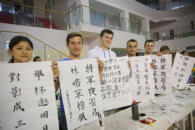 2017年6月5日，來自青島大學(xué)和中國石油大學(xué)（華東）的外國留學(xué)生在展示剛剛現(xiàn)場完成的書法作品。