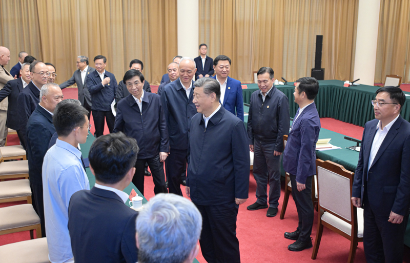 2024年5月23日，習(xí)近平總書記在山東省濟(jì)南市主持召開企業(yè)和專家座談會并發(fā)表重要講話。這是總書記同參會的企業(yè)和專家代表親切交流。